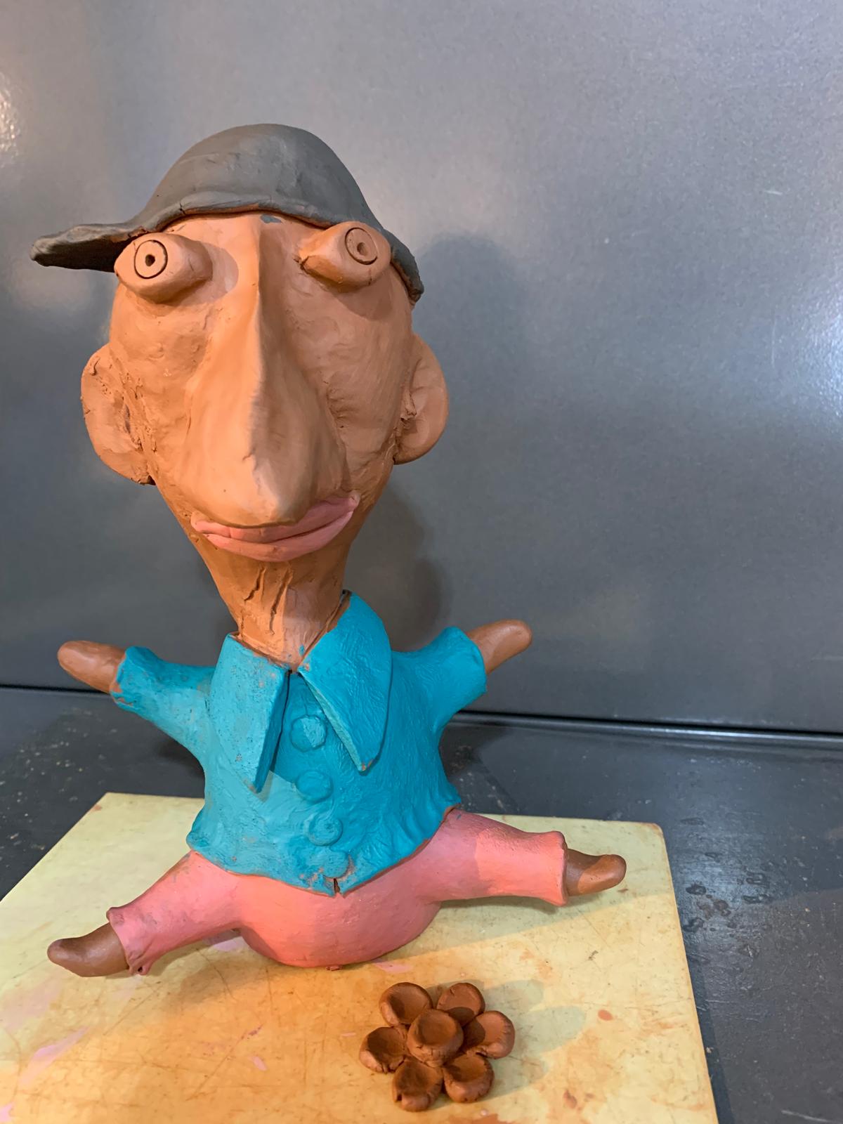 Busto de cerámica con gorra azul