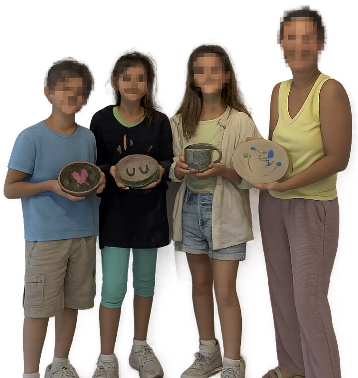 Familia amosando as súas pezas de cerámica