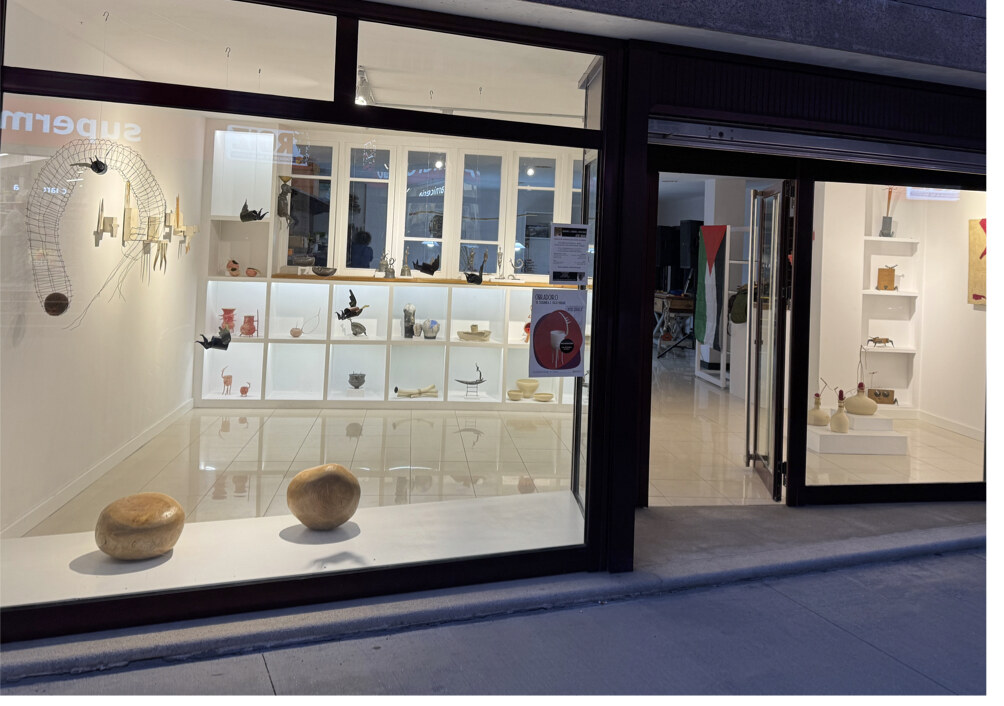 Escaparate do taller-galería no Grove